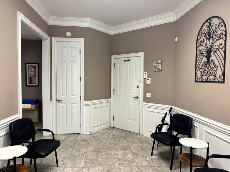 More Photos Of 37 W Fairmont Ave, Savannah Office For Lease