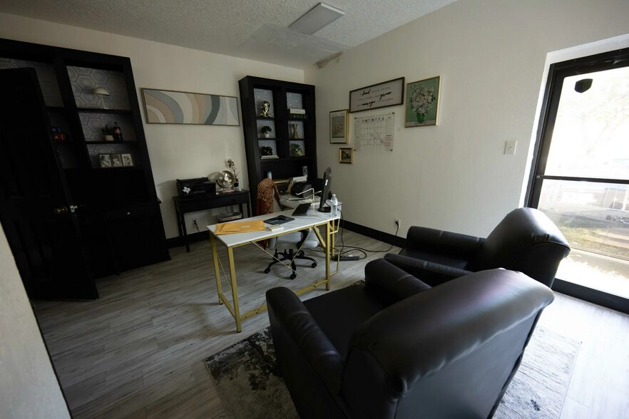 More Photos Of 517 N Carrier Pky, Grand Prairie Medical For Lease