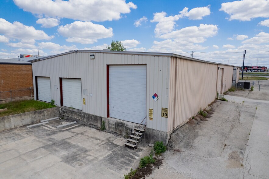 More Photos Of 4312 I 35 N Frontage rd, New Braunfels Showroom For Lease