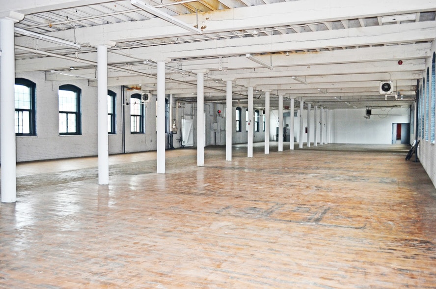 More Photos Of 500-530 Nepperhan Ave, Yonkers Showroom For Lease