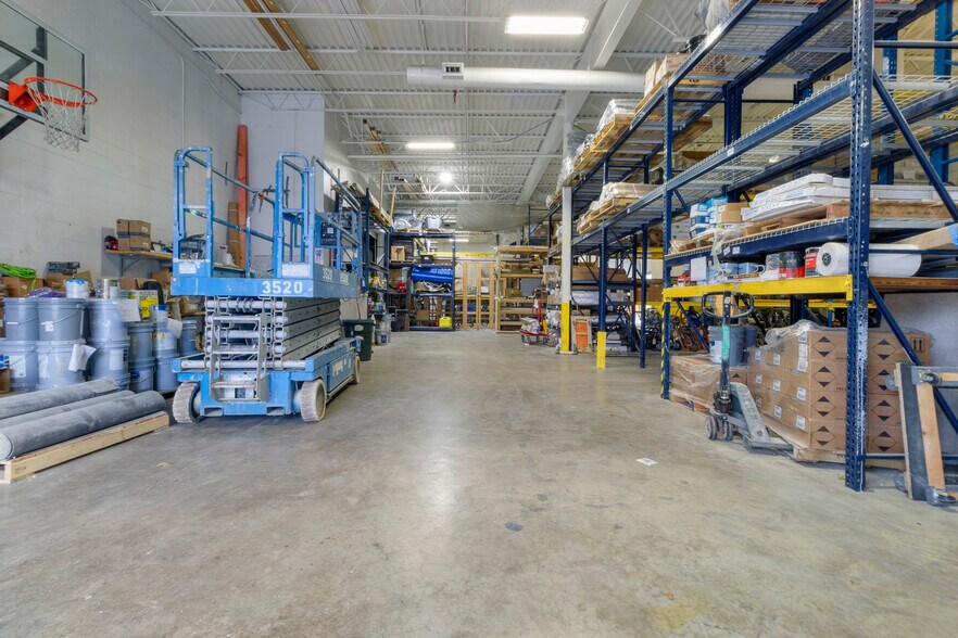 More Photos Of 8035 Craig St, Indianapolis Light Distribution For Lease