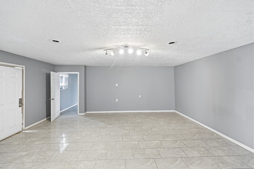 More Photos Of 606 Romero St, Belen Flex For Sale