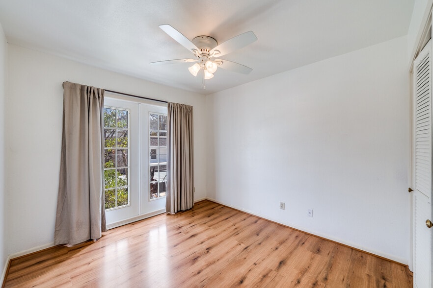 More Photos Of 7870 Broadway, San Antonio Medical For Sale