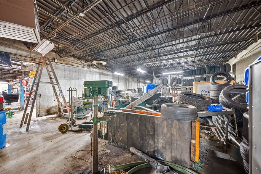 More Photos Of 5009 Xerxes Ave S, Minneapolis Auto Repair For Sale