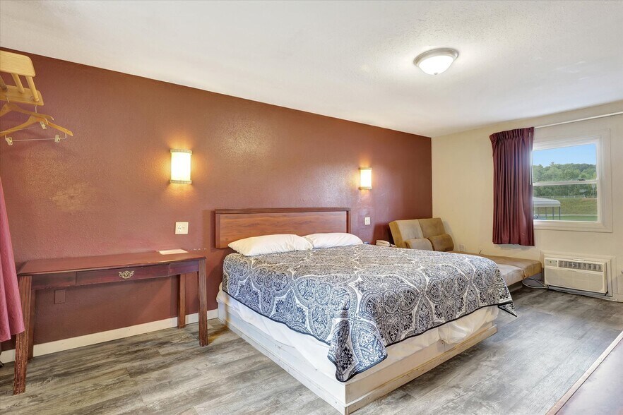 More Photos Of 1295 IL-16, Shelbyville Hotel For Sale