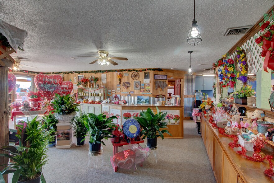 More Photos Of 617 W Main St, Whitesboro Garden Center For Sale