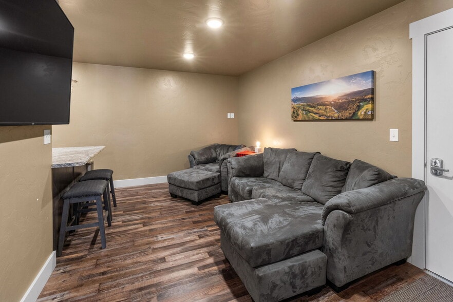 More Photos Of 303 Cold Iron Rd, Gallatin Gateway Warehouse For Sale