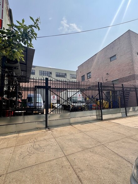 Primary Photo Of 48 Grattan St, Brooklyn Warehouse For Lease