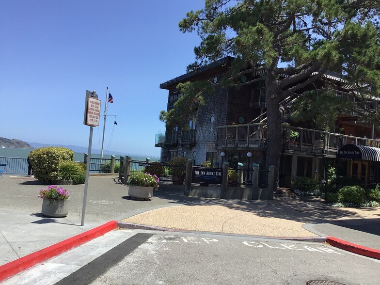 More Photos Of 681 Bridgeway, Sausalito General Retail For Sale