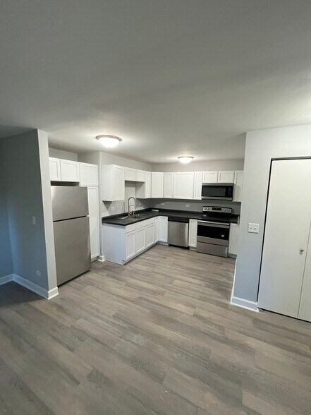 More Photos Of 126 W Maple Ave, Mundelein Apartments For Sale