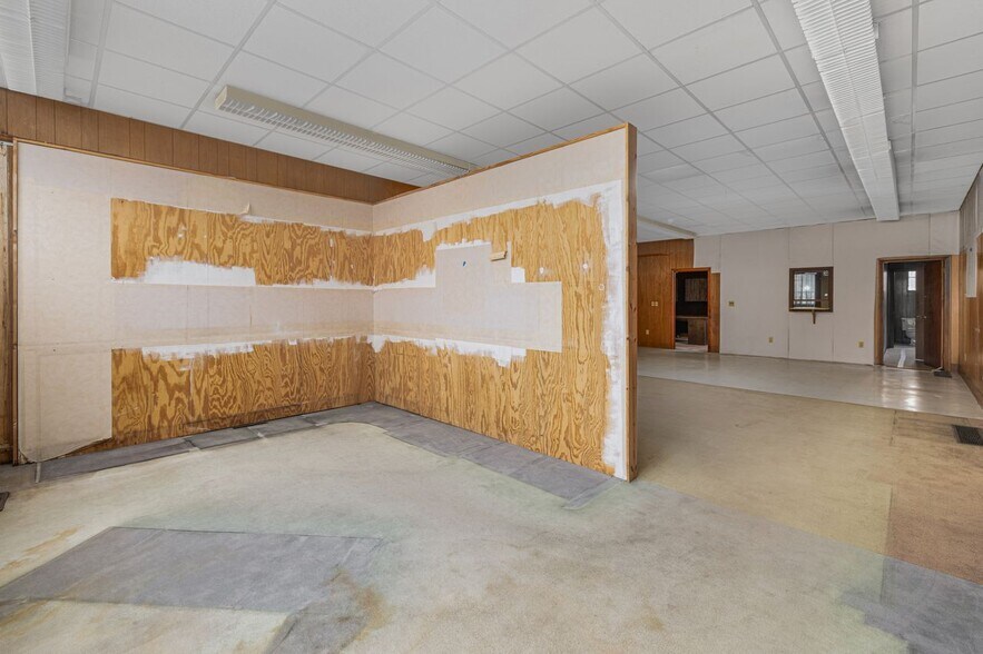 More Photos Of 585 Warren Ave, East Providence Storefront Retail Office For Sale