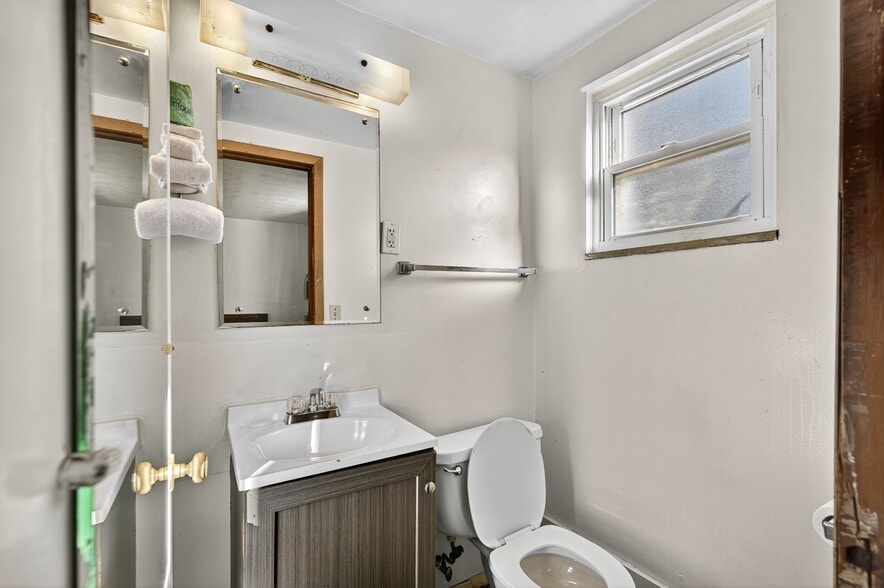 More Photos Of 16 S Country Club Rd, Decatur Hotel For Sale