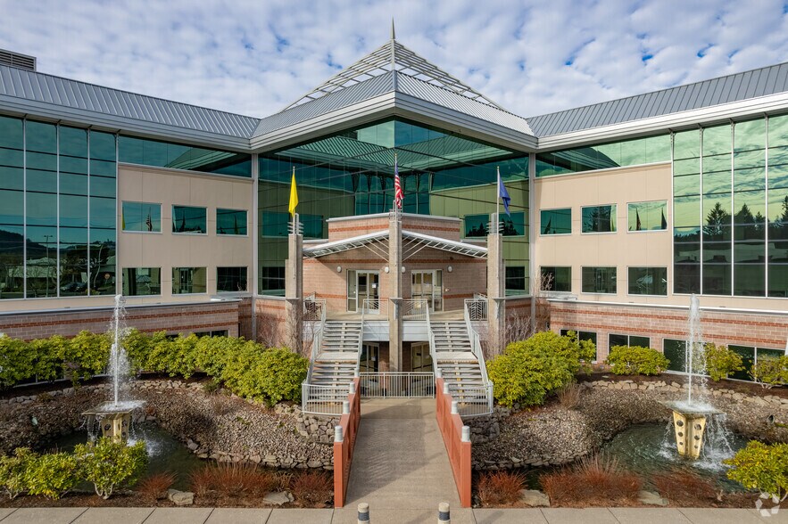 More Photos Of 6400 SE Lake Rd, Portland Office For Sale