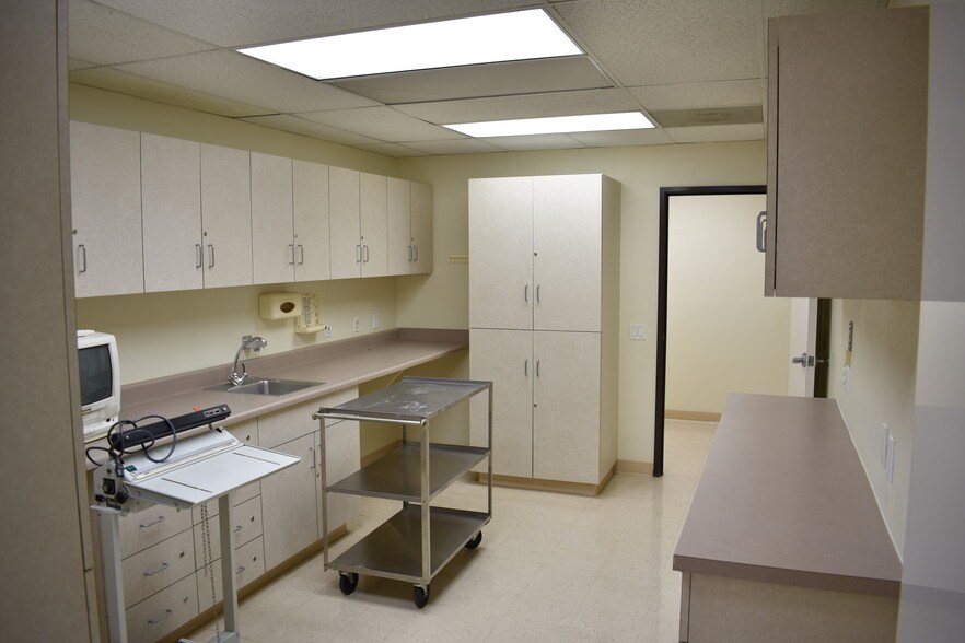 More Photos Of 2501 S Hill St, Los Angeles Office For Sale