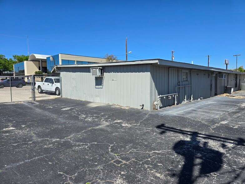 More Photos Of 10000 McCullough Ave, San Antonio Distribution For Sale