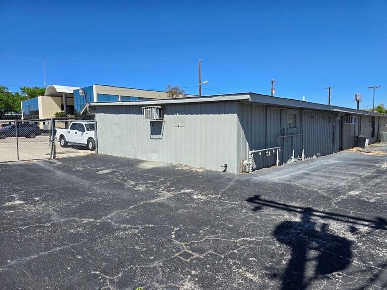 More Photos Of 10000 McCullough Ave, San Antonio Distribution For Sale