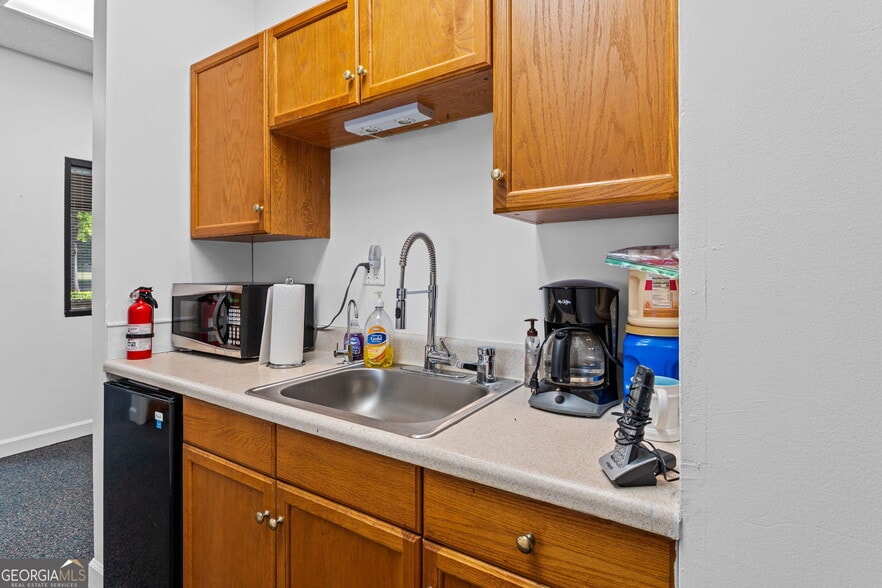 More Photos Of 12 Tower Pl, Newnan Service For Lease