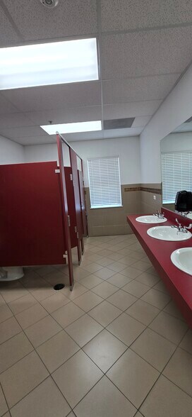 More Photos Of 3939 N Wilke Rd, Arlington Heights Office For Lease