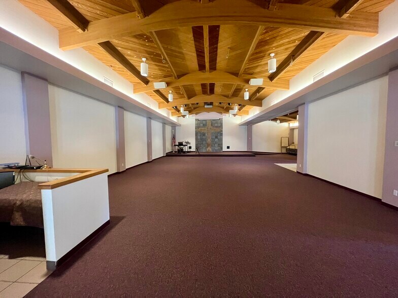 More Photos Of 1020 E Ramon Rd, Palm Springs Religious Facility For Lease