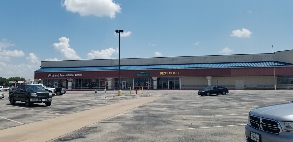 More Photos Of 254 S Pioneer Dr, Abilene Unknown For Lease