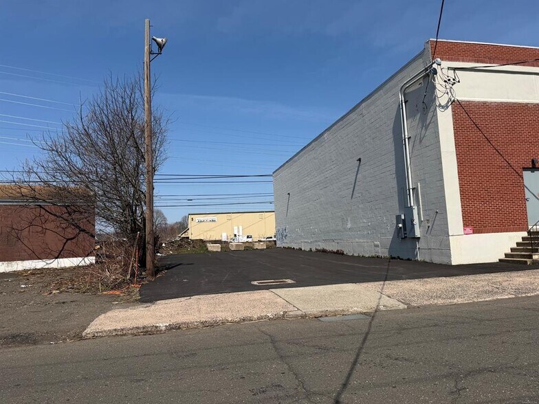 More Photos Of 135 Wood St, West Haven Warehouse For Lease