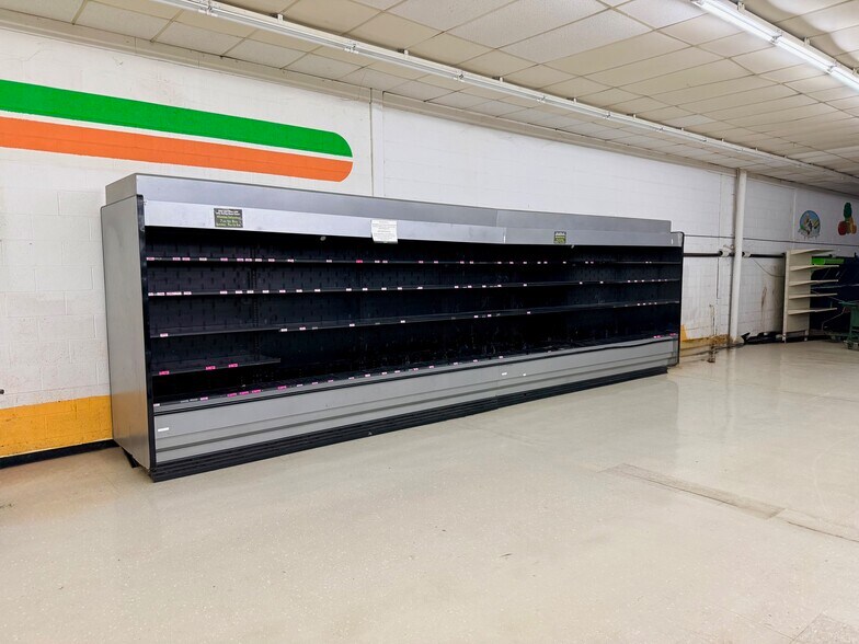 More Photos Of 881 S Walnut St, Bernie Storefront For Sale