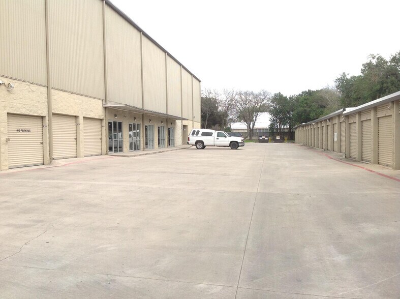 More Photos Of 7340 Blanco Rd, San Antonio Self Storage For Lease