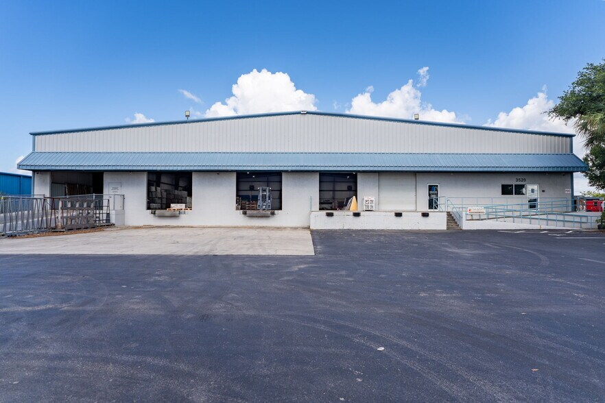 More Photos Of 3520 Old Metro Pky, Fort Myers Warehouse For Lease