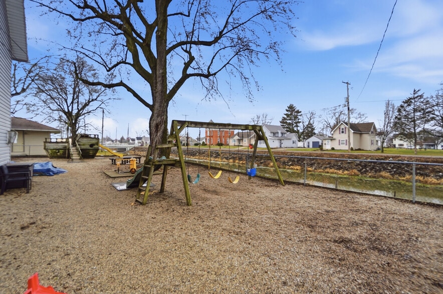 More Photos Of 213 N Broadway St, Spencerville Flex For Sale