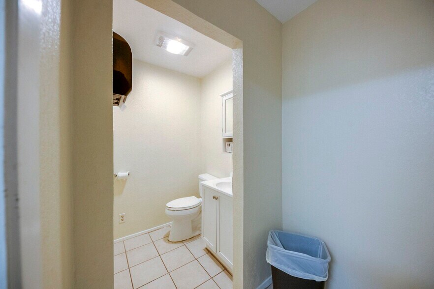 More Photos Of 2419 W Murphy St, Odessa Truck Terminal For Sale