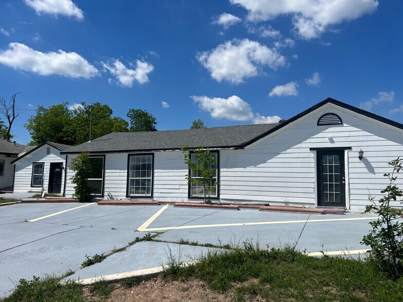 More Photos Of 804 W 2nd St, Taylor Storefront Retail Office For Sale