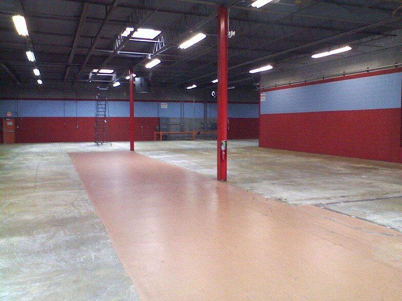 Primary Photo Of 3160 Commercial Ave, Northbrook Warehouse For Lease