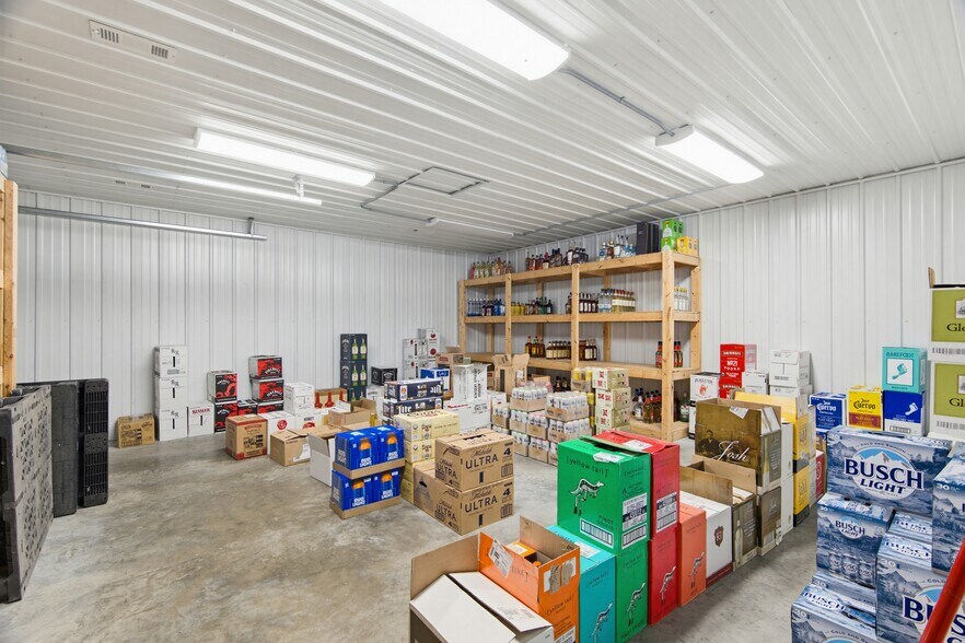 More Photos Of 809 Lester Ln, Rogers General Retail For Sale