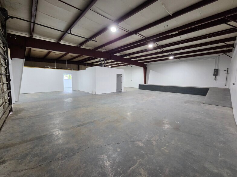 Primary Photo Of 3359-3399 Hawthorne Ave NE, Salem Warehouse For Lease