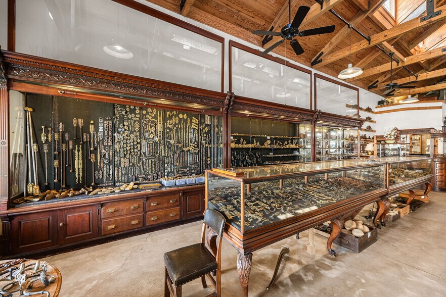 More Photos Of 1901 W Alabama St, Houston Freestanding For Sale