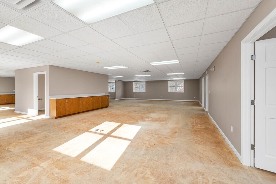 More Photos Of 5 Buttrick Rd, Londonderry Office For Lease
