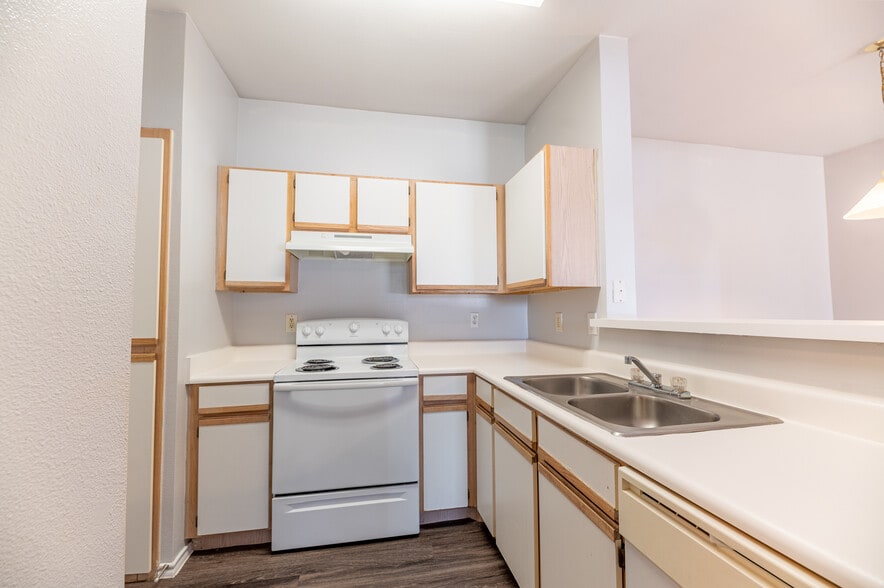 More Photos Of 300 Madison Ave, Childress Apartments For Sale