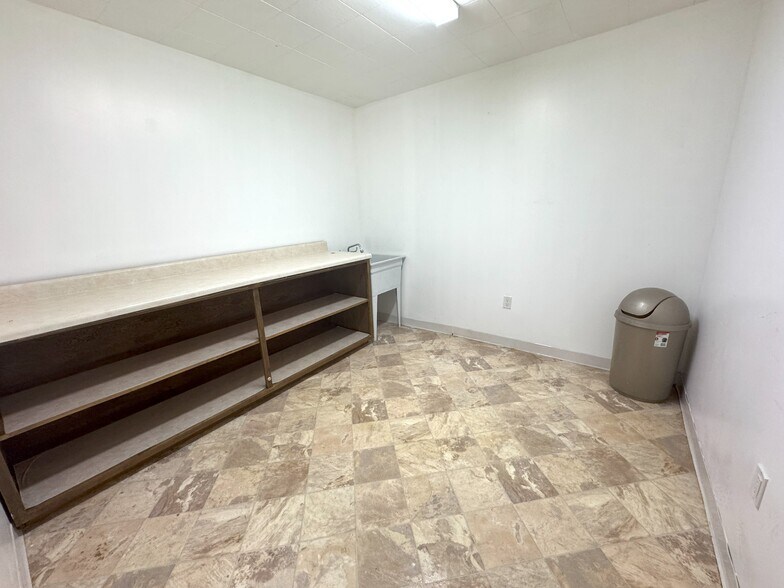 More Photos Of 2028 Palmetto St, Clearwater Light Distribution For Lease