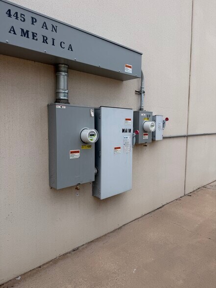More Photos Of 445 Pan American Dr, El Paso Warehouse For Lease