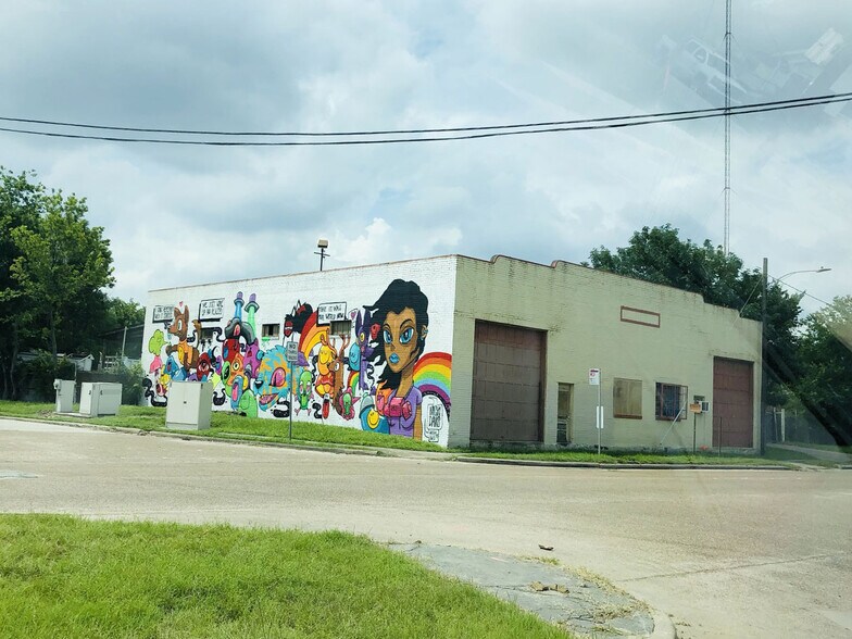 More Photos Of 215 Lockwood Dr, Houston General Retail For Sale