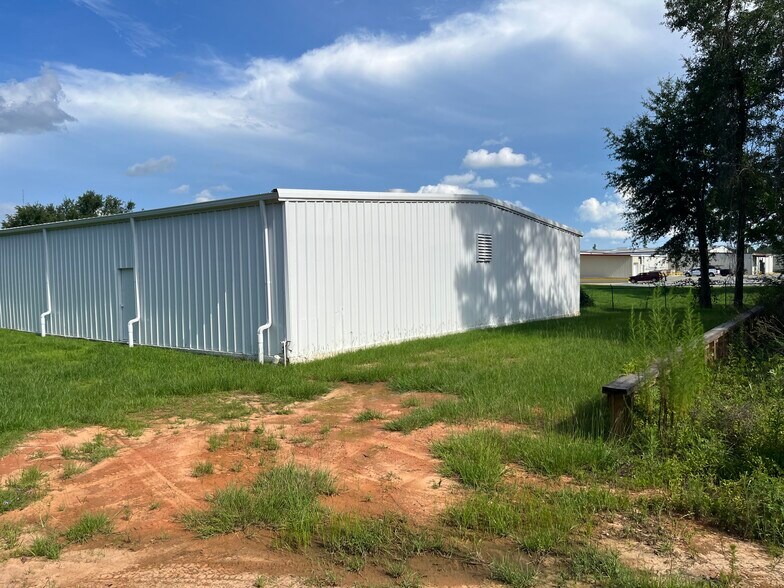 More Photos Of 404 S Shelfer St, Quincy Warehouse For Lease