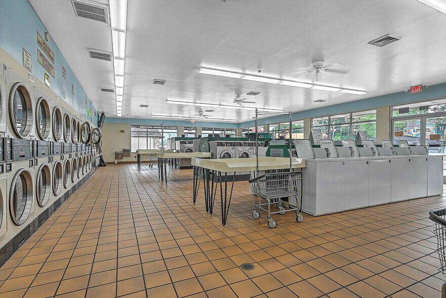 More Photos Of 245 Gate City Hwy, Bristol General Retail For Sale