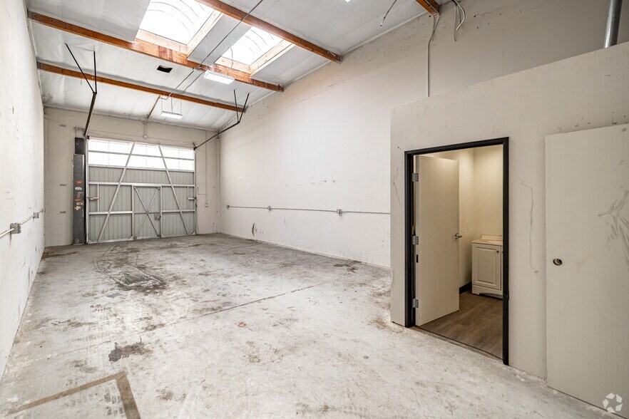 More Photos Of 350 E Orangethorpe Ave, Placentia Warehouse For Lease