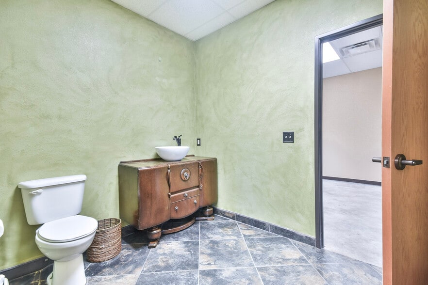 More Photos Of 1401 W Main St, Duncan Flex For Lease