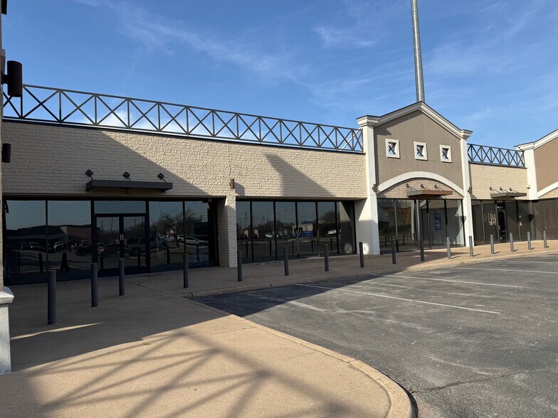 More Photos Of 3717-3737 W Main St, Norman Unknown For Lease