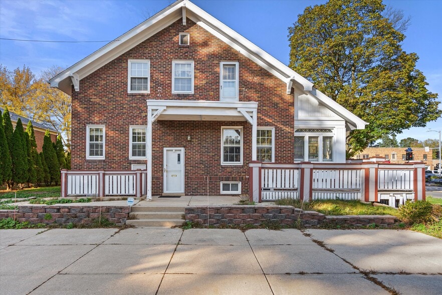 More Photos Of 2281 Swan Blvd, Milwaukee Office For Sale