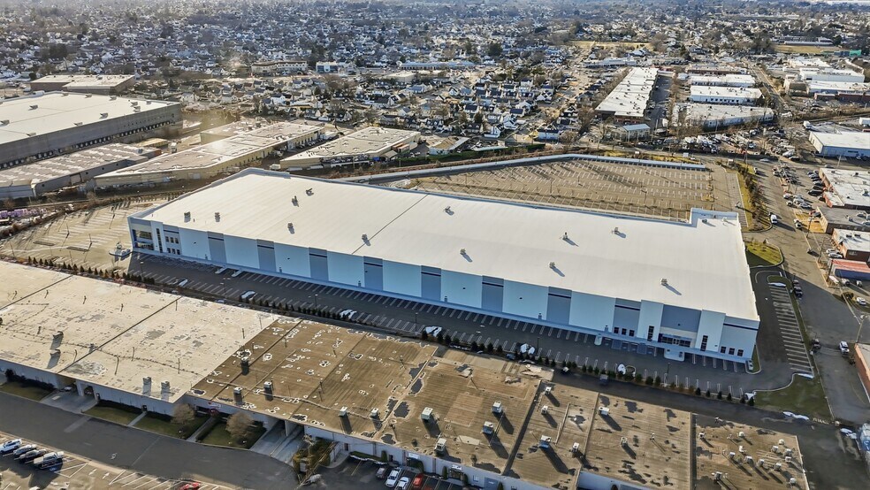 More Photos Of 125 New South Rd, Hicksville Warehouse For Lease