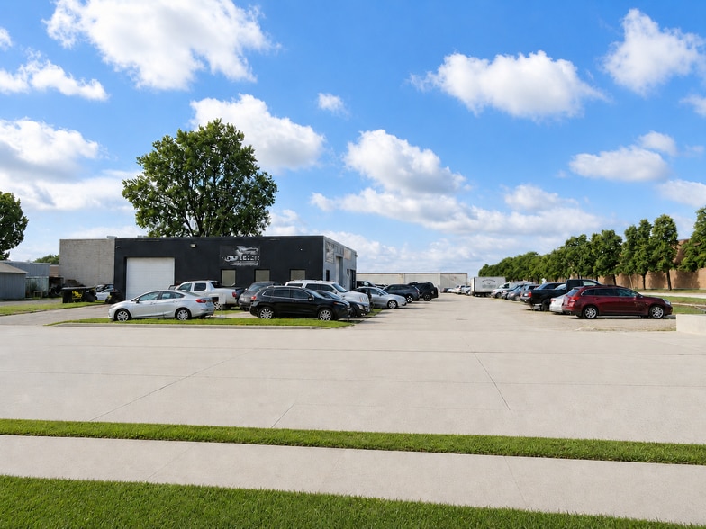 Primary Photo Of 710 Vanderbraak St, Green Bay Service For Sale