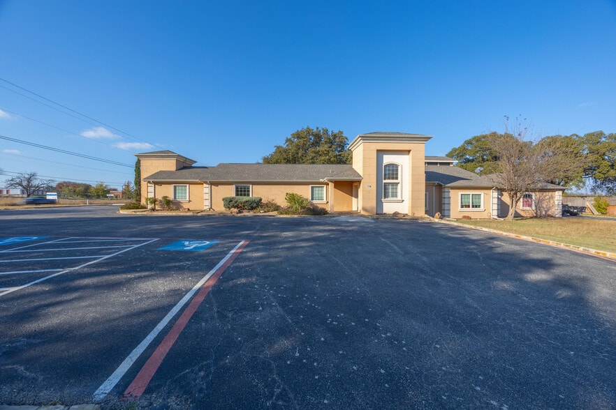 More Photos Of 1715 S Morgan St, Granbury Office Residential For Sale