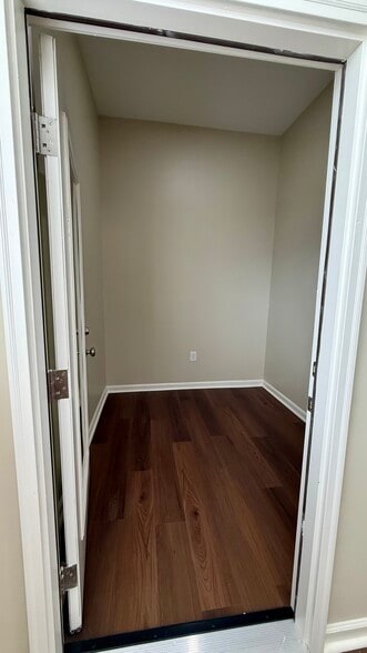 More Photos Of 911 15th St, Columbus Warehouse For Lease